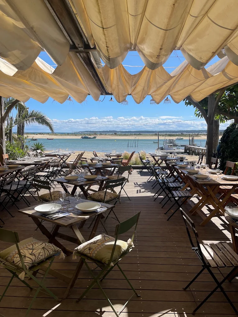 La cabane à huîtres au bord de l'eau